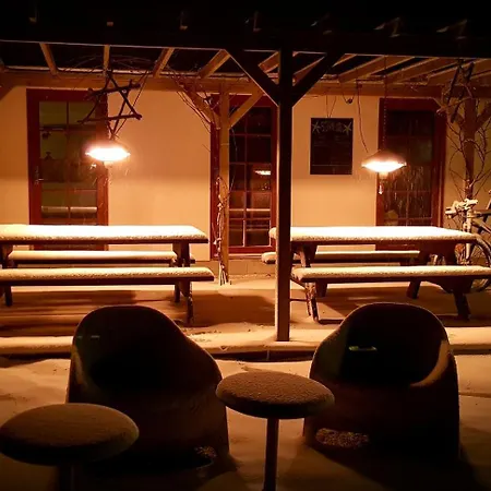 Pa Toppen - Cafe Og Herberg - For Cykel Og Vandrefolk * Knebel